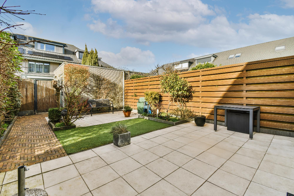 le revêtement pour votre extérieur entre une Terrasse en carrelage ou en bois